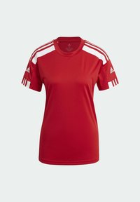 T-shirt de sport rouge Adidas à manches courtes avec des bandes blanches aux épaules et des logos Adidas sur les deux manches, vue de face.