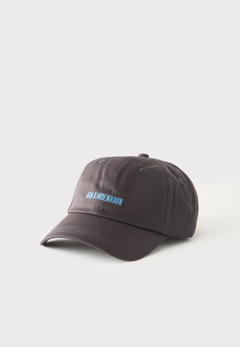Casquette de baseball gris foncé avec "NN KJØBENHAVN" brodé en bleu clair sur le devant, affichée sur fond blanc.