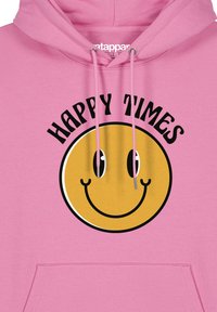 Roze hoodie van zacht materiaal met een grote gele glimlach gezichtsgrafiek en de tekst "HAPPY TIMES" erboven. Inclusief trekkoorden.