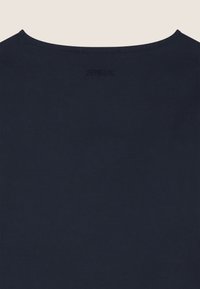 T-shirt in cotone blu navy con scollatura tonda. Presenta un piccolo logo ricamato nella parte posteriore. Texture liscia e design casual.