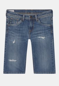 Džínové šortky ve středním modrém odstínu, se sepranými místy, tradičním designem s pěti kapsami, zapínáním na vrchní knoflík a rovnými nohavicemi.