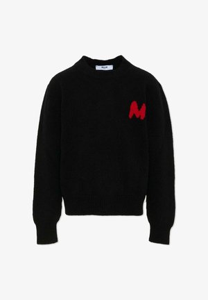 Pull en maille noir avec un col rond, des manches longues et une petite lettre "M" rouge sur la poitrine gauche. Texture douce, coupe décontractée.