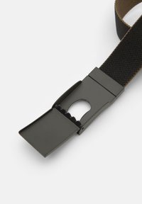 Metal spænde fastgjort til et mørkebrunt vævet stofbælte med en låsemekanisme med spak, vist åbent på en hvid baggrund.