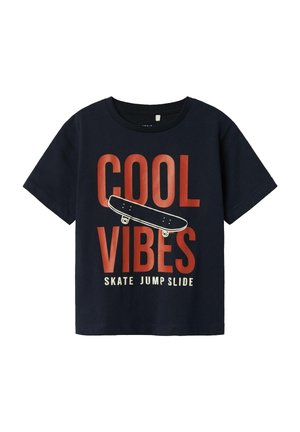 Camiseta de manga corta de color navy hecha de algodón, con un texto rojo en negrita que dice "COOL VIBES" y una gráfica de una patineta con el texto "SKATE JUMP SLIDE".