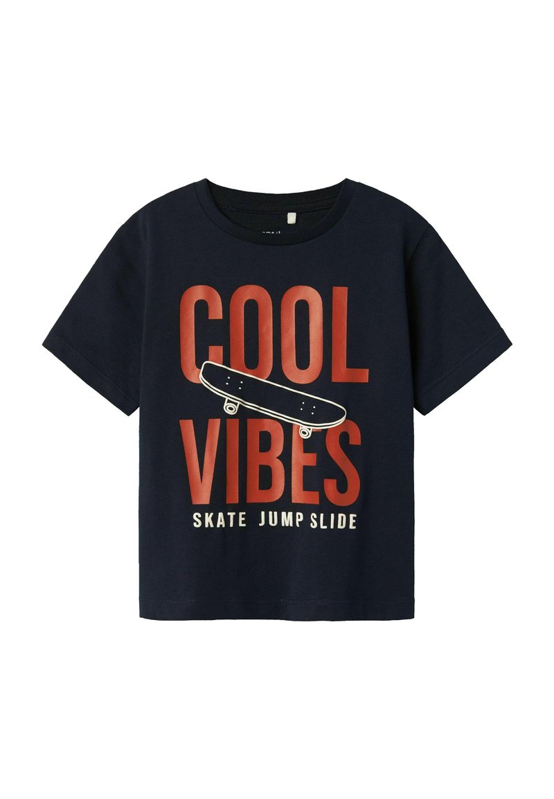Camiseta de manga corta de color navy hecha de algodón, con un texto rojo en negrita que dice "COOL VIBES" y una gráfica de una patineta con el texto "SKATE JUMP SLIDE".