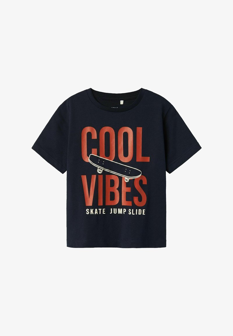 Camiseta de manga corta de color navy hecha de algodón, con un texto rojo en negrita que dice "COOL VIBES" y una gráfica de una patineta con el texto "SKATE JUMP SLIDE".