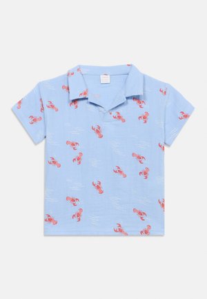 Helesinine lühikeste varrukatega polokleit punase homaari mustri ja õrnade valgete lainemustritega.