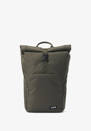 Sac à dos vert olive avec un design à rabat, sangle réglable, poche zippée à l'avant et patch logo. Fabriqué en tissu durable avec une texture lisse.