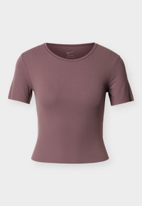 Κοντομάνικη, εφαρμοστή μπλούζα σε απαλό μωβ χρώμα, κατασκευασμένη από ύφασμα που απομακρύνει την υγρασία. Διαθέτει στρογγυλή λαιμόκοψη και λεία, απαλή υφή.