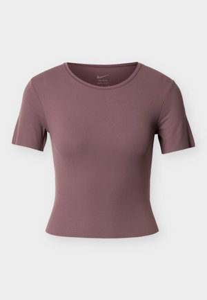 Majica kratkih rukava, uskog kroja u prigušenoj mauve boji, izrađena od tkanine koja odvodi vlagu. Ima okrugli izrez i glatku, mekanu teksturu.