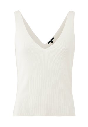 Biały prążkowany top na ramiączkach z głębokim dekoltem w kształcie litery V i szerokimi ramiączkami. Tkanina ma gładką teksturę, dopasowany krój i minimalne widoczne oznaczenia marki.