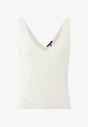 Biały prążkowany top na ramiączkach z głębokim dekoltem w kształcie litery V i szerokimi ramiączkami. Tkanina ma gładką teksturę, dopasowany krój i minimalne widoczne oznaczenia marki.