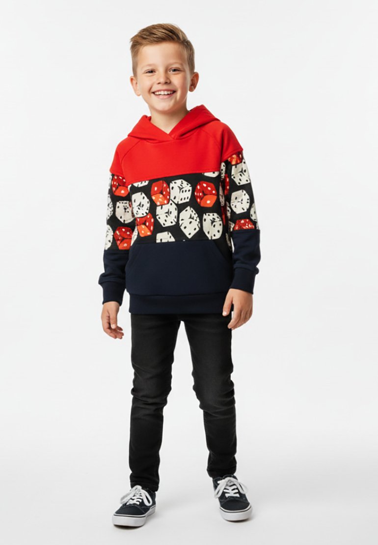 Czerwona i granatowa bluza z kapturem z wzorem kości na piersi, długimi rękawami i przednią kieszenią, w zestawie z czarnymi spodniami i ciemnymi trampkami.