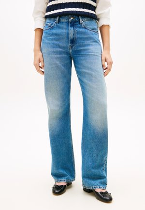 Lyseblå jeans med højtaljede og vidt ben, med klassisk design med fem lommer og diskret falming på stoffet.