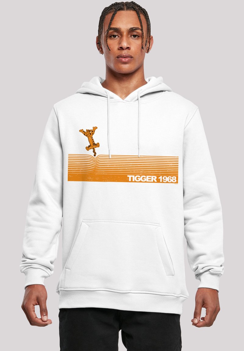 Fehér pamut kapucnis pulóver. Jellemzője egy rajzfilmfigura grafikája és narancssárga csíkok, rajta "TIGGER 1968" felirattal. Kenguruzseb kialakítás.