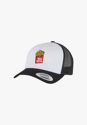 Baltas snapback cepure ar melnām acs malām, kurai ir izšūts kečupa sarkans frī kartupeļu iepakojums un teksts "Šodien ir frī kartupeļu diena."