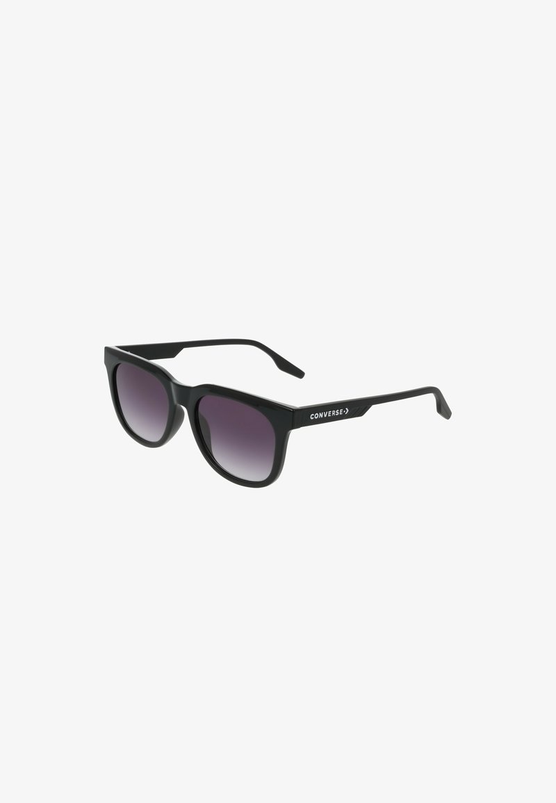 Czarne plastikowe okulary przeciwsłoneczne z gradientowymi, ciemnymi szkłami. Kanciasty design oprawki. Zawiera logo "Converse" na ramieniu.