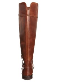 Brązowy, wysokiej cholewce skórzany but do kolan o lekko zwężonym kształcie, z teksturowanym wykończeniem, paskiem w okolicy kostki oraz podniesioną mankietem u góry.