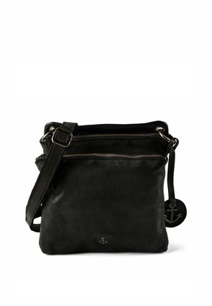 Zwarte leren crossbodytas met twee ritssluitingszakken, verstelbare band en klein ankerembleem aan de voorkant en hangtag.