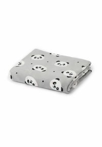 Szary koc polarowy z powtarzającym się wzorem twarzy pandas, z czarno-białymi detalami oraz małymi czarnymi kropkami na powierzchni.
