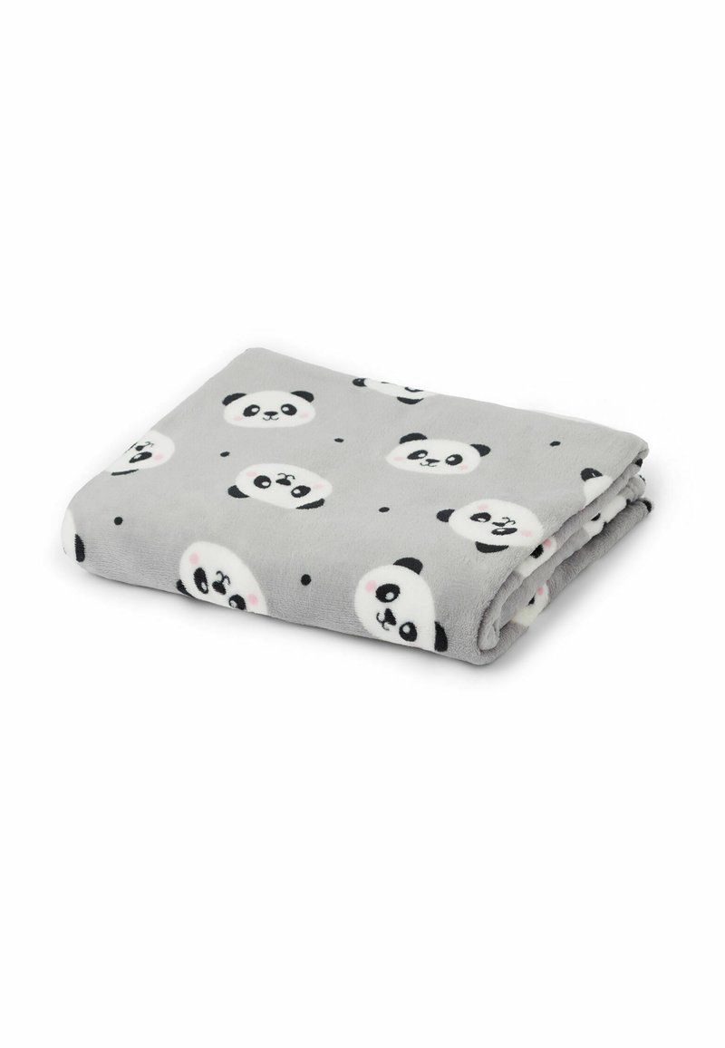 Szary koc polarowy z powtarzającym się wzorem twarzy pandas, z czarno-białymi detalami oraz małymi czarnymi kropkami na powierzchni.