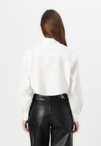 Calvin Klein Jeans LABEL CROPPED SHIRT - Blusa - white