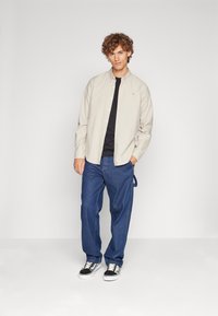 Abercrombie & Fitch ELEVATED ICON OXFORD SHIRT - Button down-skjorte - TAN SOLID