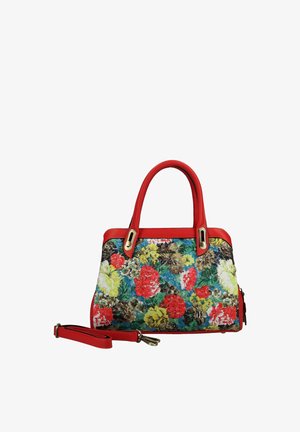 Bolso con asas y adornos rojos, con un patrón floral colorido con flores rojas, amarillas, blancas y verdes, además de una correa roja desmontable.