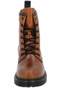 Botas de cuero marrón hasta el tobillo con cordones negros, puntera redonda, suela de goma y superficie texturizada. Cuenta con una pestaña de agarre en la parte posterior.