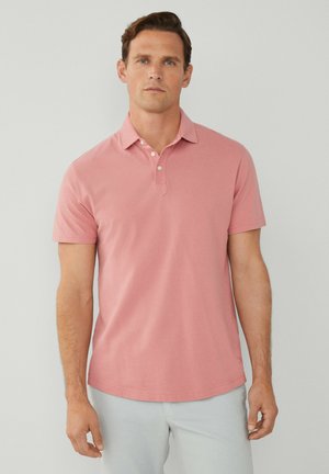 Kurzarm-Poloshirt aus weichem rosa Baumwollstoff, mit einer Dreiknopf-Leiste, flachem Kragen und normaler Passform. Glatte Textur, lässiges Design.