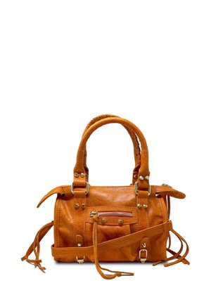 Kleine orange Lederhandtasche mit zwei oberen Griffen, einem abnehmbaren Schulterriemen, einer vorderen Reißverschlusstasche und Fransenverzierungen an den Seiten.
