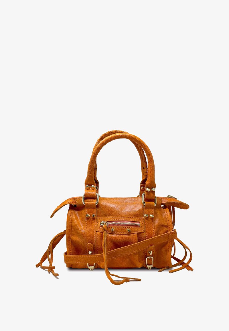 Mała pomarańczowa skórzana torebka z podwójnymi uchwytami, odpinanym paskiem, przednią kieszenią na zamek błyskawiczny oraz frędzlami po bokach.