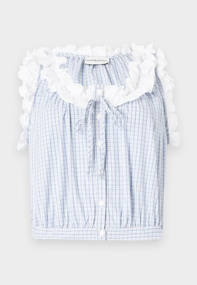 Blauw-wit geruite cropped blouse met een geplooide witte kanten kraag, knopen aan de voorkant en een trekkoord bij de hals.