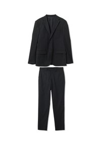 Traje negro a rayas con chaqueta de solapas con muesca y pantalones con bolsillos frontales, confeccionado en una tela suave con un ajuste a medida.