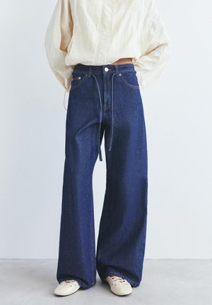 PULL&BEAR WITH BELT - Džínsy baggy - mottled dark blue