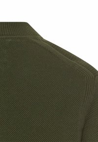 Olivegreenowy sweter robiony na drutach o teksturowanym wykończeniu, z wysokim kołnierzem oraz prążkowanymi akcentami wzdłuż brzegów i ramion.