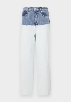 Denim jeans z modrim zgornjim delom, ki prehaja v svetlejši modri spodnji del. Imajo pet žepov, gumbno zapiranje in ravne hlačnice.