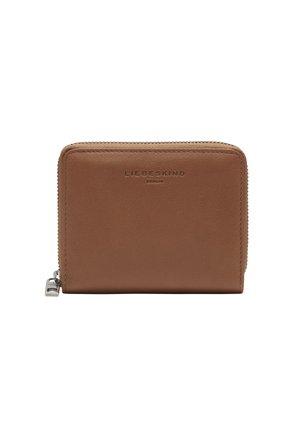 Portafoglio in pelle marrone con una texture liscia, chiusura a zip e logo impresso sul davanti. Forma rettangolare compatta con cuciture sottili.