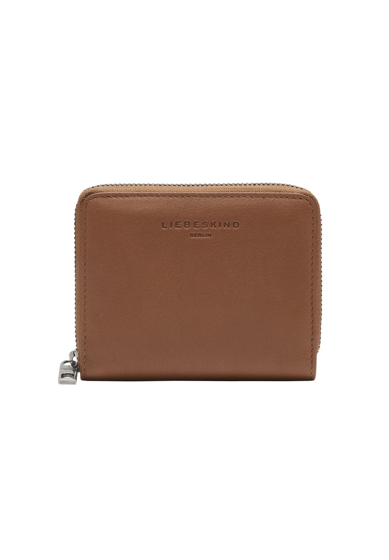 Portafoglio in pelle marrone con una texture liscia, chiusura a zip e logo impresso sul davanti. Forma rettangolare compatta con cuciture sottili.