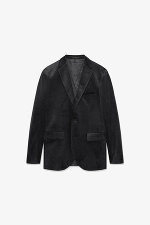 Czarna aksamitna marynarka z wyciętym kołnierzem, zapinana na jeden guzik, z dwoma przednimi kieszeniami i gładką podszewką wewnętrzną. Miękka tekstura i klasyczny design.