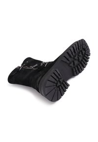 Boots de gleznă din suede negru, cu o talpă din cauciuc texturat, prezentând accente din metal și un fermoar lateral pentru a fi ușor de purtat.
