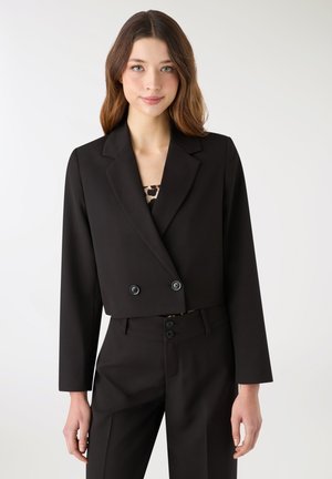 Blazer nero corto con design doppiopetto, dotato di due bottoni e colletto a rever. Il tessuto ha una texture liscia.