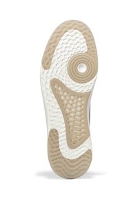 Podešev boty s béžovou a bílou gumovou podrážkou, obvodový vzor pro uchopení v oblasti kuličky nohy, hexagonální otvory ve střední části chodidla, značka Cole Haan.