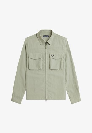 Chaqueta con cremallera de color verde claro, con dos bolsillos delanteros con solapa, mangas largas, cuello y un pequeño logo bordado en el bolsillo derecho.