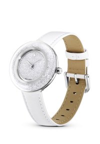 Montre à bracelet en cuir blanc avec un boîtier rond en argent. Le cadran présente une surface blanche texturée et des aiguilles argentées. Ferme de boucle réglable.