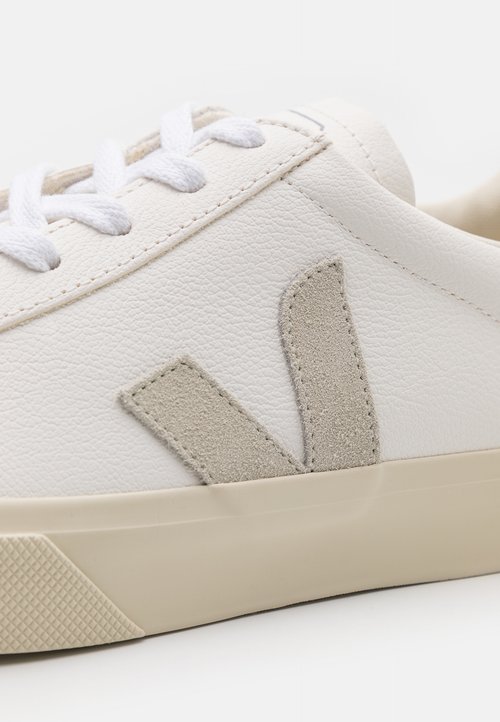 Veja Zapatilla de hombre, modelo campo, de cuero, con cordones Beige — photo 6