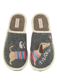 Gray felt slippers with cream trim and a dachshund design. Features embroidered stripes in red and blue, with text “GUT VERZOGEN.”