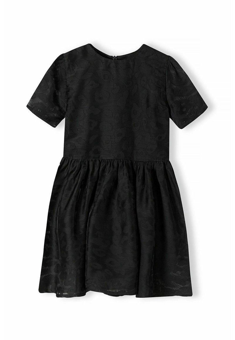 Robe noire à manches courtes, en tissu texturé, jupe évasée et décolleté rond. Présente un motif subtil et une fermeture éclair au dos.