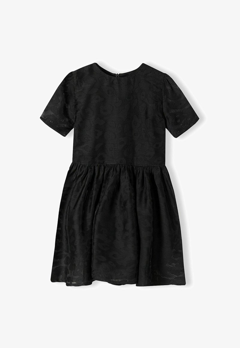 Fekete ruha rövid ujjakkal, texturált anyagból, bővülő szoknyával és kerek nyakkivágással. Finom mintázattal és hátsó cipzáras záródással rendelkezik.