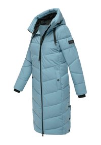 Abrigo acolchado azul claro con capucha, que presenta un cierre completo, puños acanalados y un patrón en forma de chevron en el cuerpo. Incluye detalles en negro.